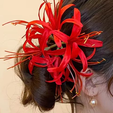 Women Accessories Photos - مشبك شعر على شكل زهرة رقيقة
