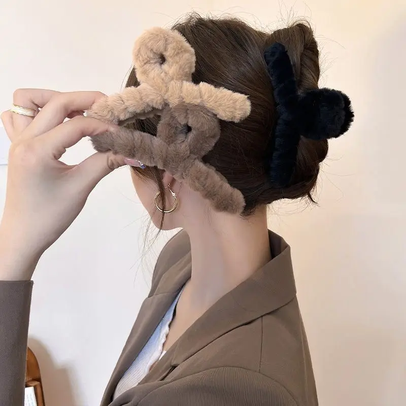 Women'S Winter Accessories Set - مشبك شعر كبير من القطيفة على