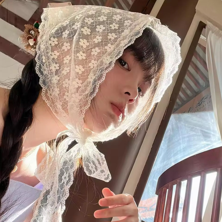 Women Accessories Photos - وشاح دانتيل مثلث الشكل أبيض اللون،