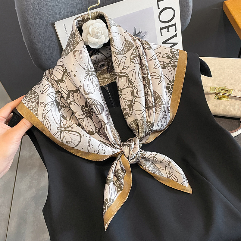 وشاح نسائي مربع مصنوع من الحري - مراجعة Women Accessories Brands وسعره
