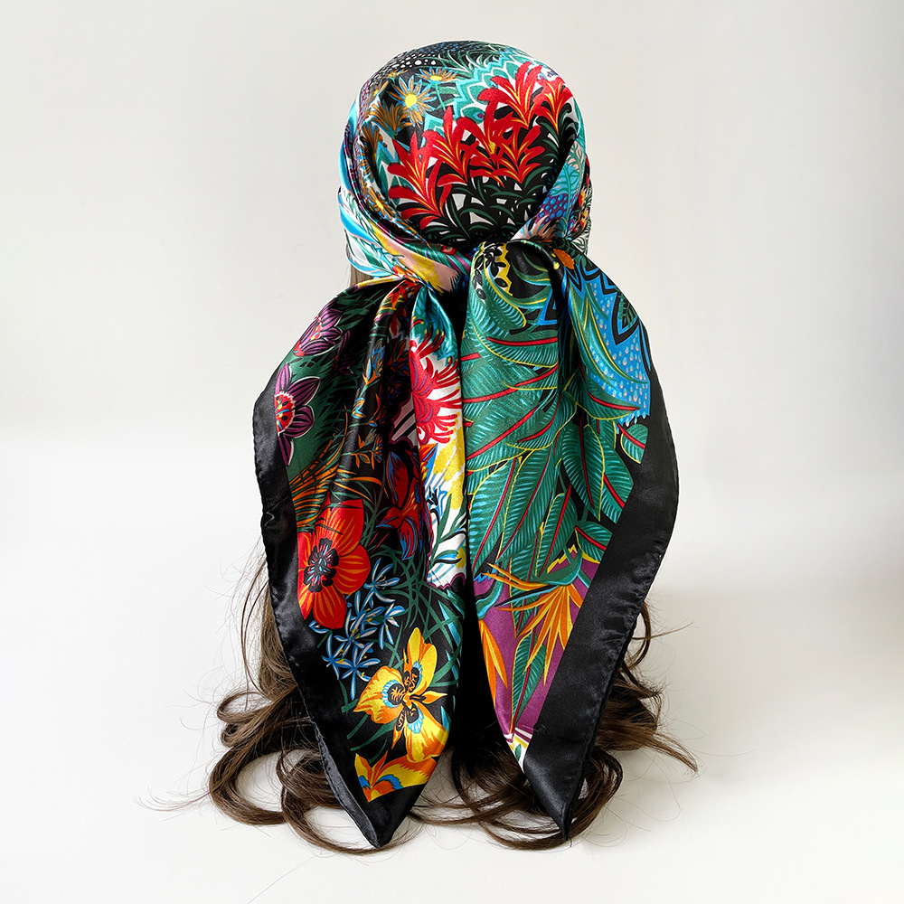 وشاح حريري مربع للنساء من مارك - مراجعة Women Accessories Brands وسعره